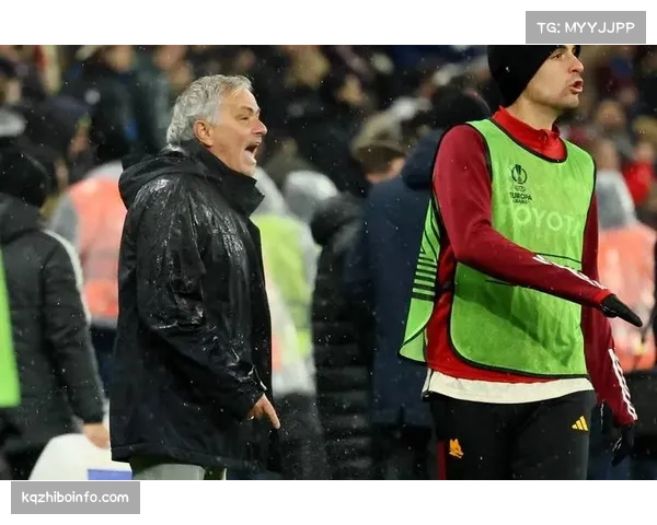 镜头：穆里尼奥在罗马看台上面无表情注视球队失球